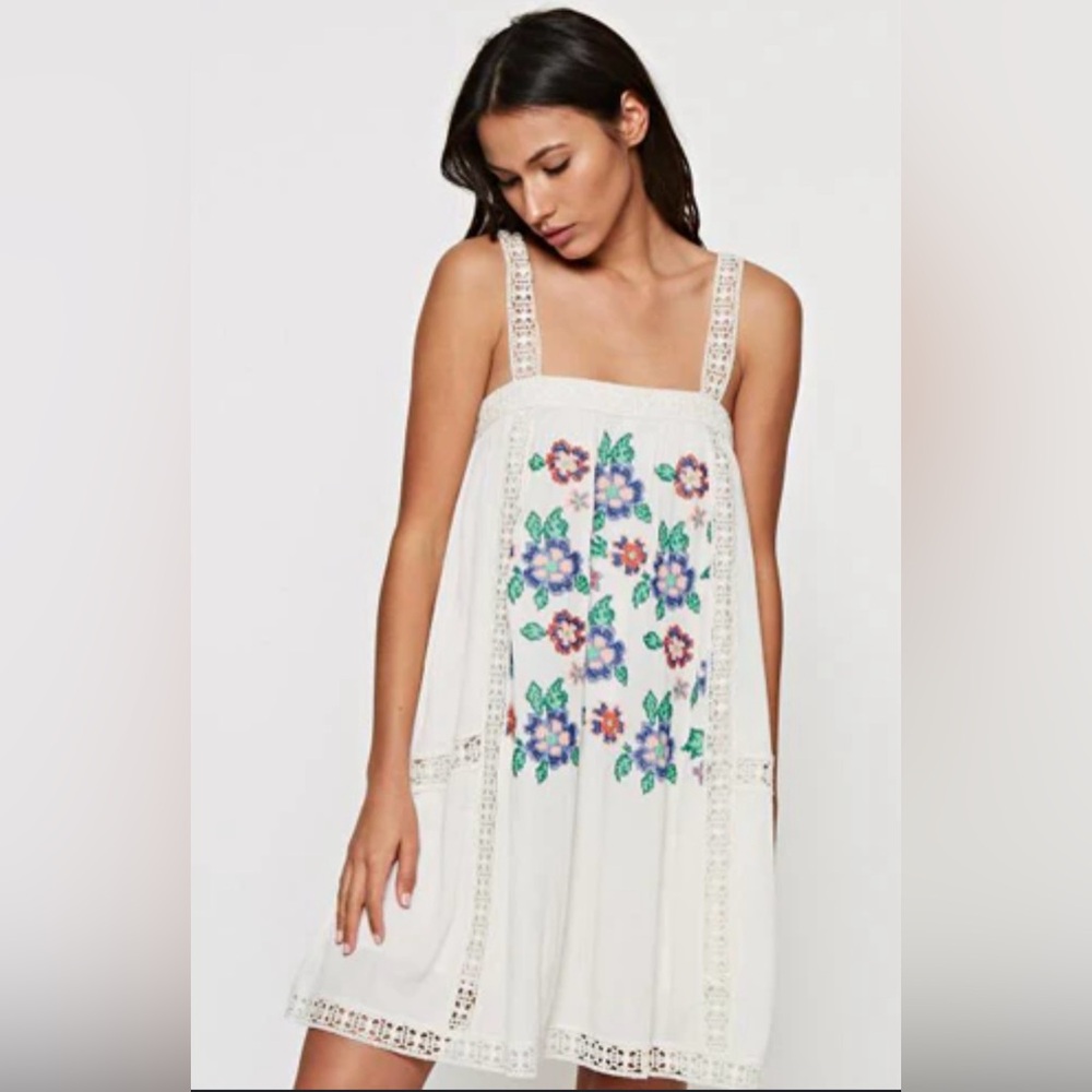 NWT Love Stitch Embroidered Floral Tank
Dress in Off-White. Size Small